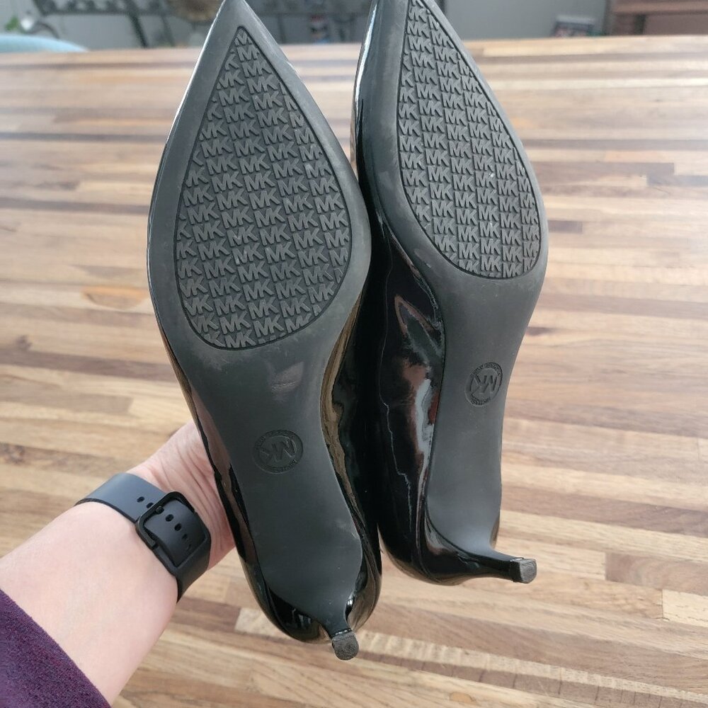 Michael Michael Kors Alina Flex pump in black patent leather. - Picture 11 of 16